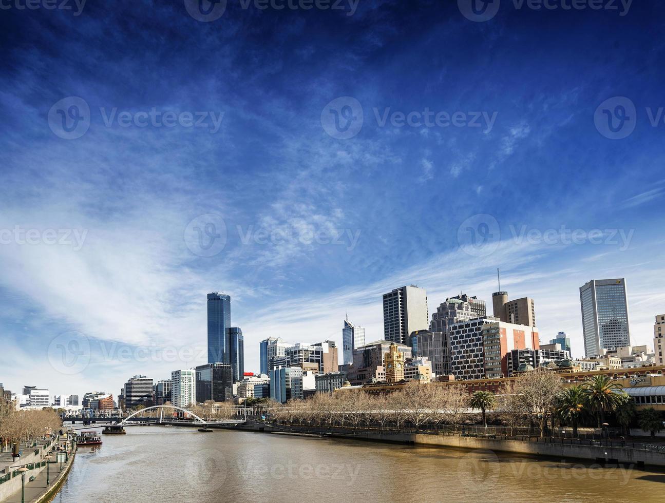 centrala Melbourne stads flodstrand moderna skyline i Australien foto