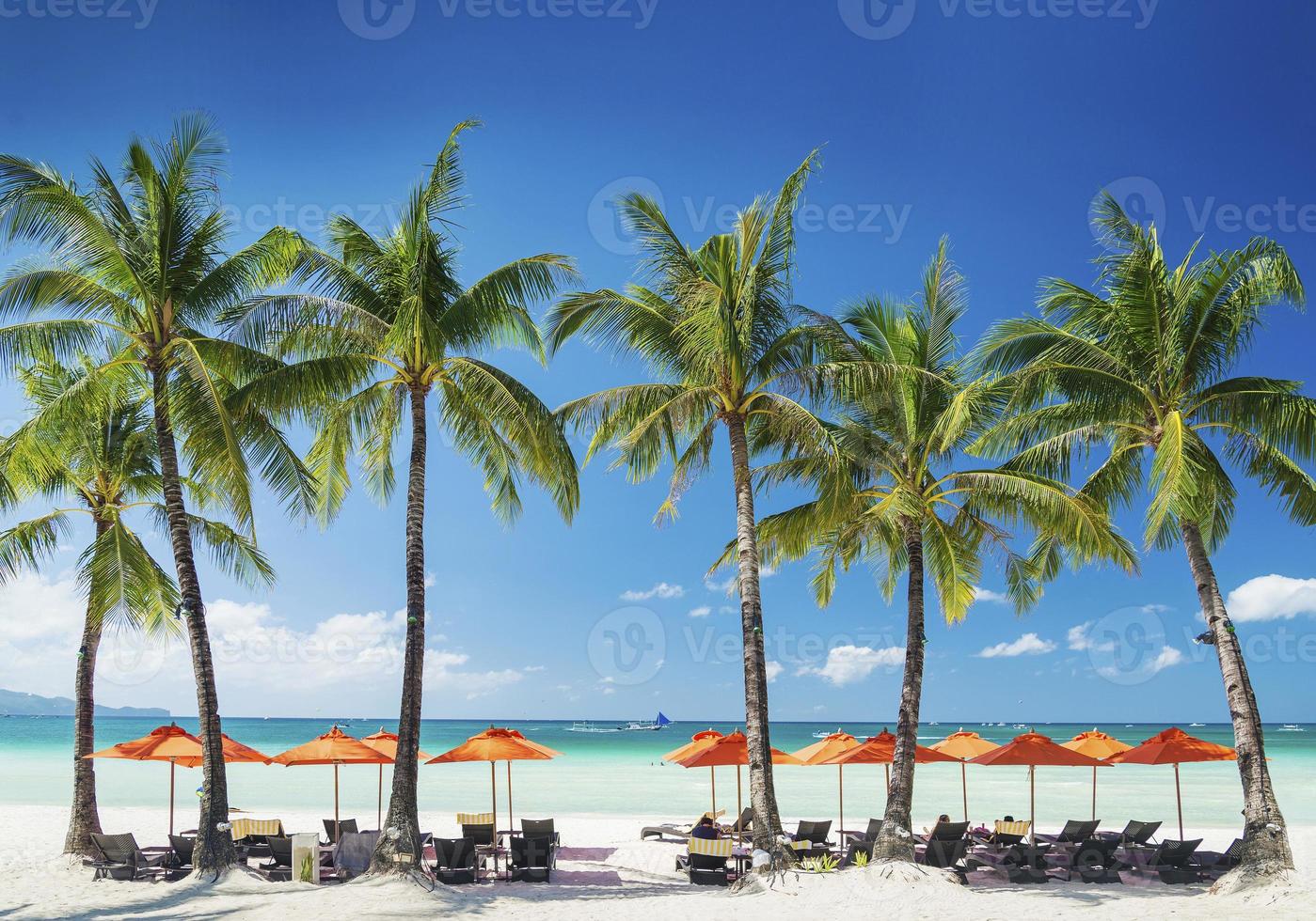 strand lounge bar solstolar stolar och parasoller på tropiska exotiska boracay ö i Filippinerna foto