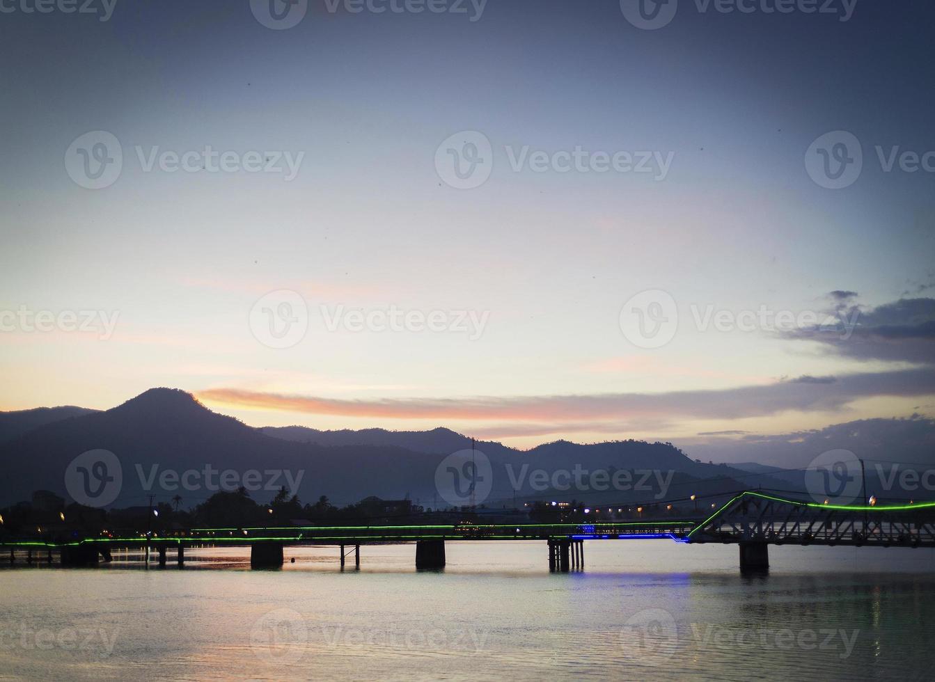 vy över landmärke gammal bro i Kampot stad Kambodja vid solnedgången foto