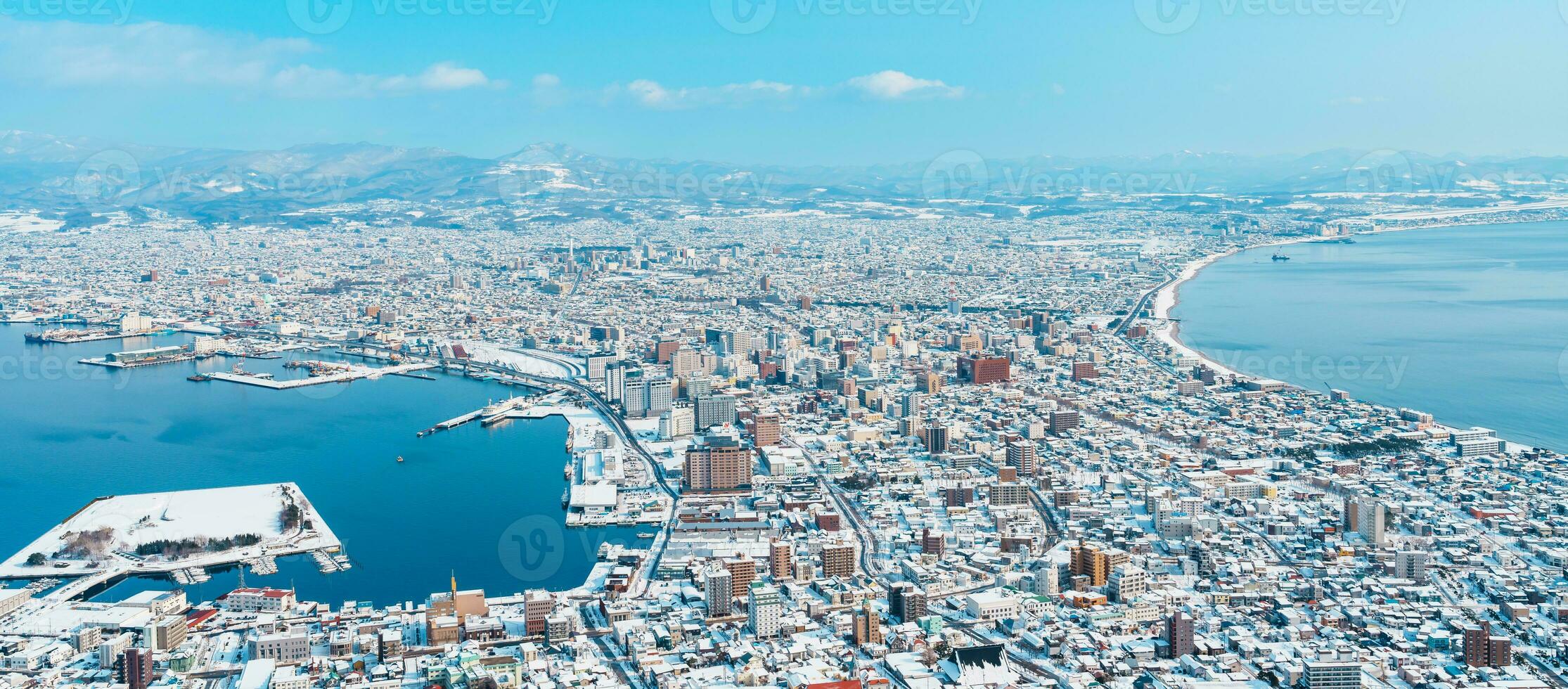 skön landskap och stadsbild från hakodate berg med snö i vinter- säsong. landmärke och populär för attraktioner i Hokkaido, japan.resor och semester begrepp foto
