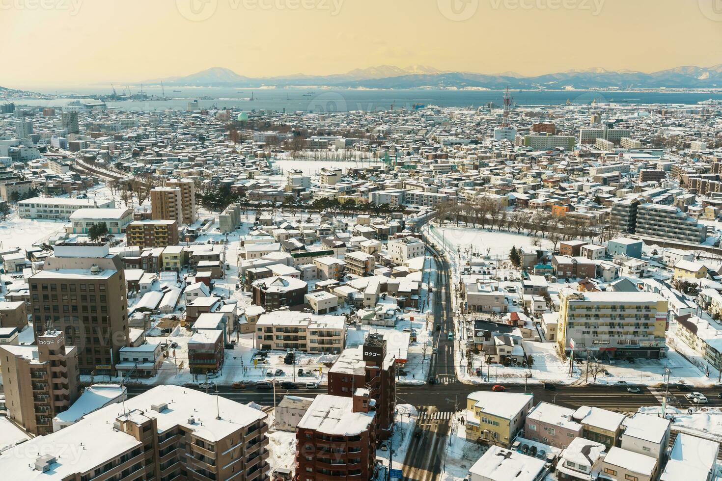 skön landskap och stadsbild från goryokaku torn med snö i vinter- säsong. landmärke och populär för attraktioner i Hokkaido, japan.resor och semester begrepp foto