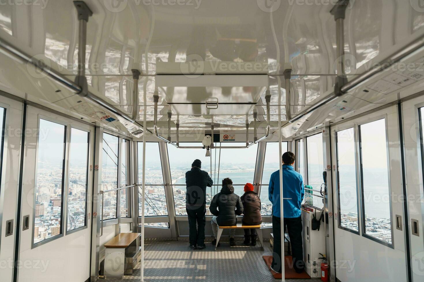 skön landskap och stadsbild från hakodate berg linbana med snö i vinter- säsong. landmärke och populär för attraktioner i Hokkaido, japan.resor och semester foto