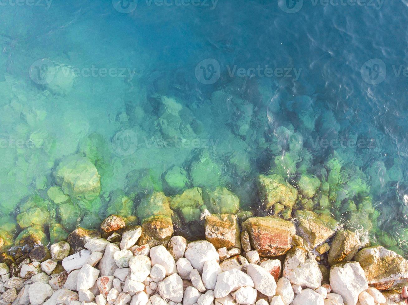 vågor på en vit stenig strand i staden Podgora, Makarska Kroatien foto