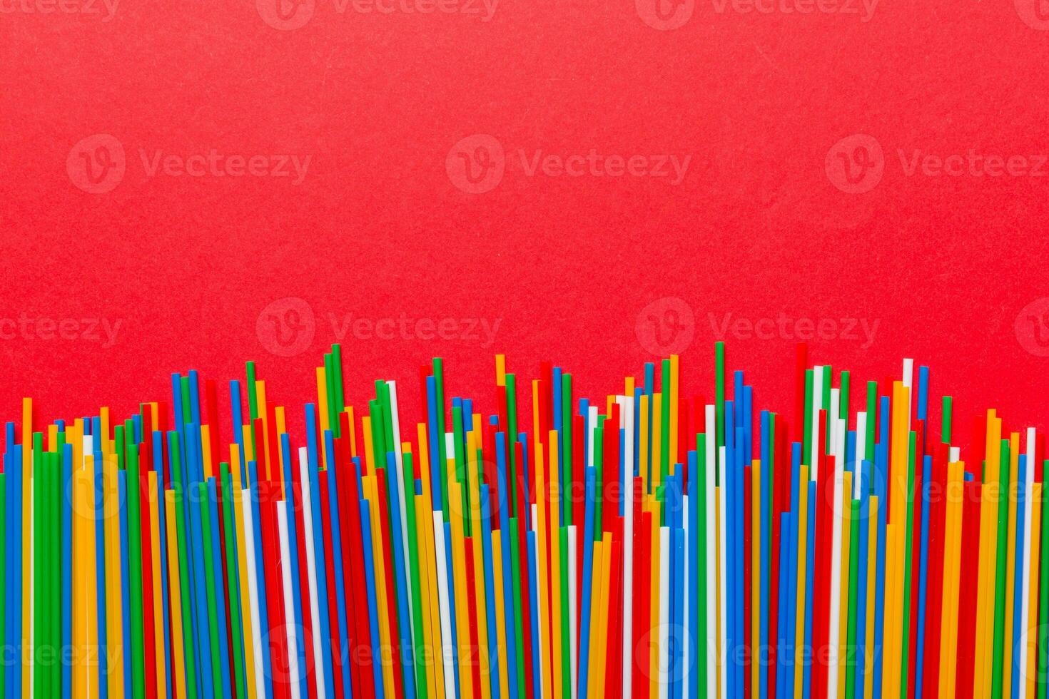 högen av färgrik plast dricka strån på färgad bakgrund, platt lägga. kopia Plats för text foto