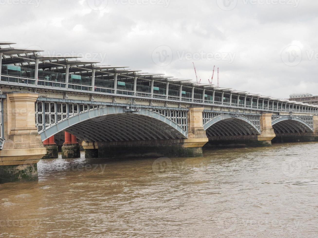 blackfriars bridge i london foto