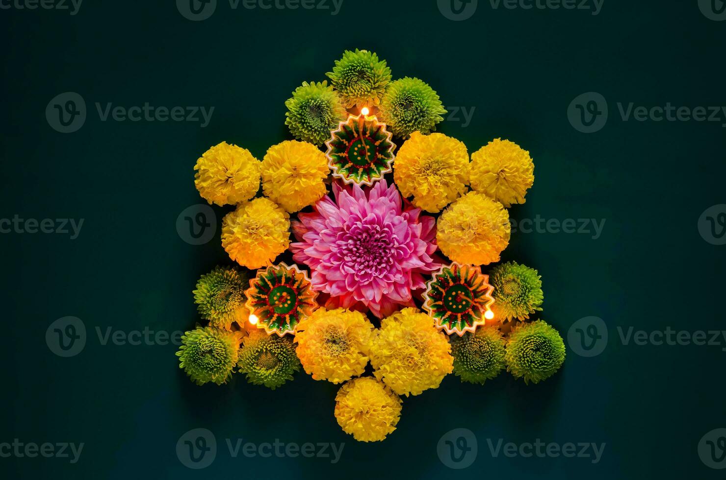 lera diya lampor belyst till fira för diwali festival med färgrik blommor på mörk blå bakgrund. foto