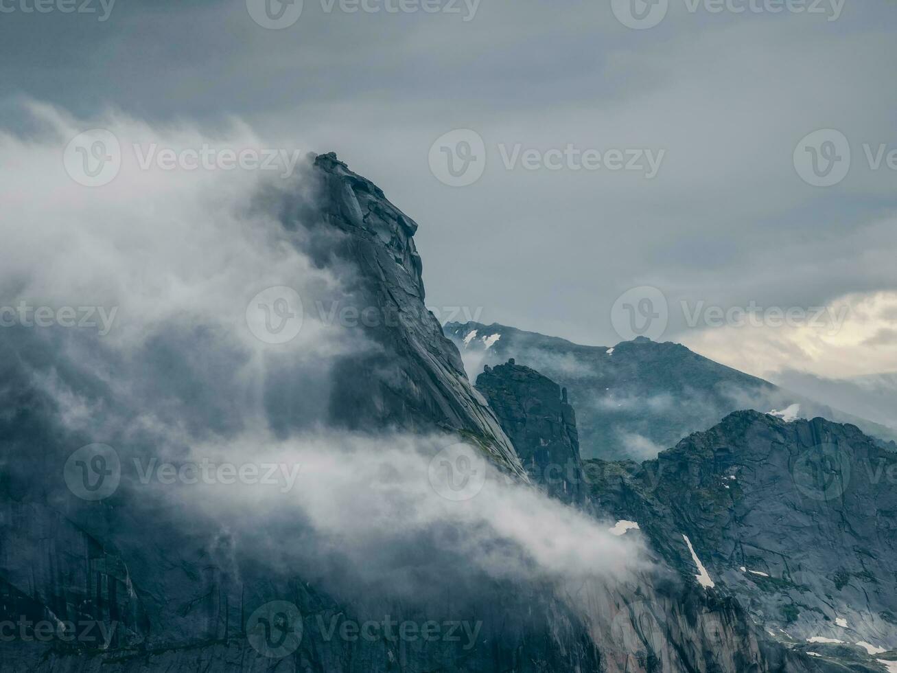 berg ansikte. sprit av de berg. naturlig skrämmande sten huvud profil. sten idoler, mystisk sprit av de bergen låst i sten. mystisk väst sayans berg. demon i de sten. foto