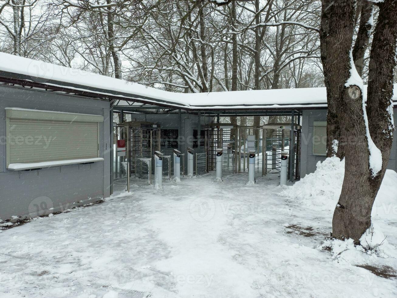 spärr, begränsad inträde. stängd Port utgång till de gata i vinter. foto