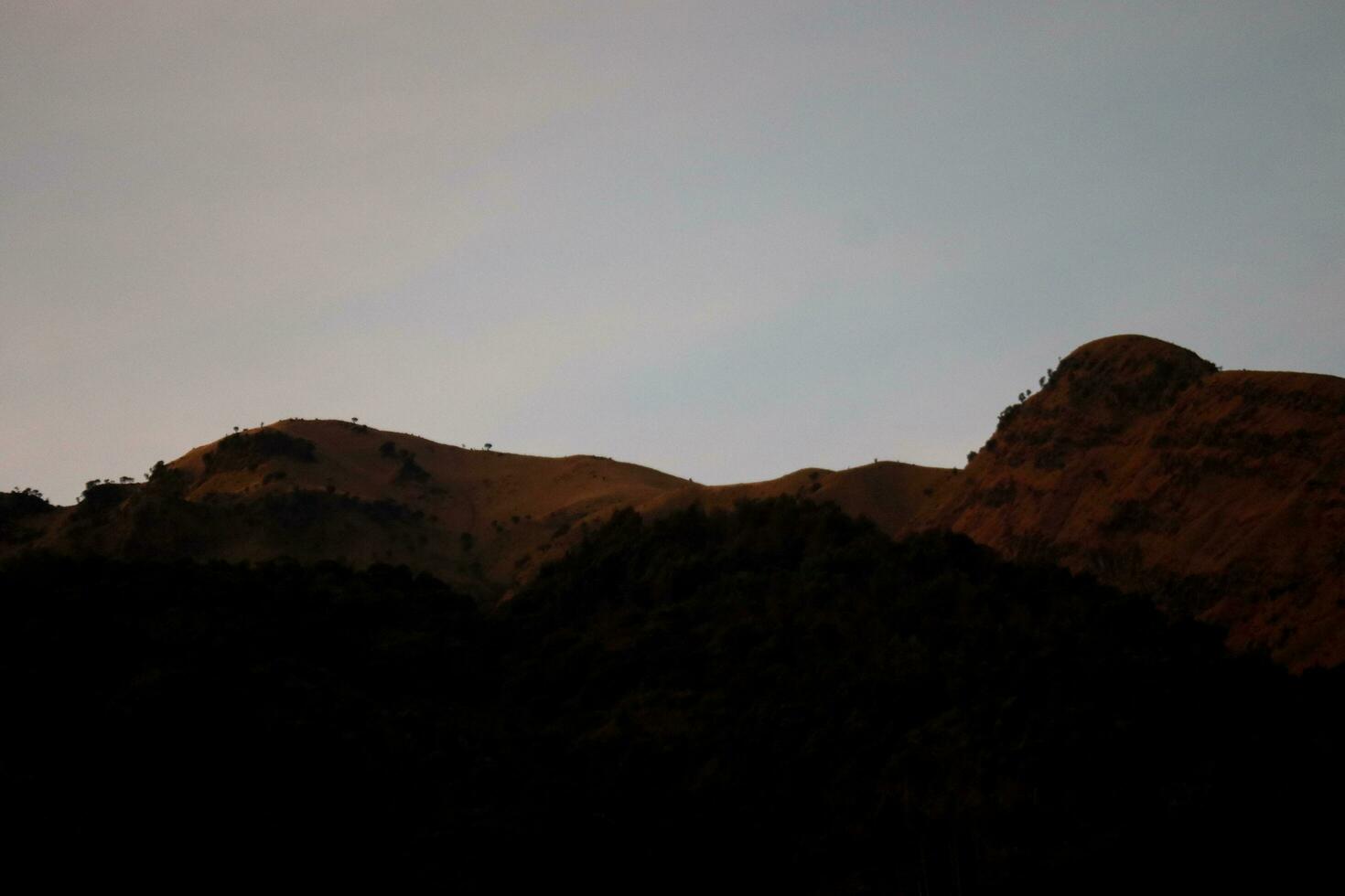 se av de berg topp på soluppgång i de morgon- foto