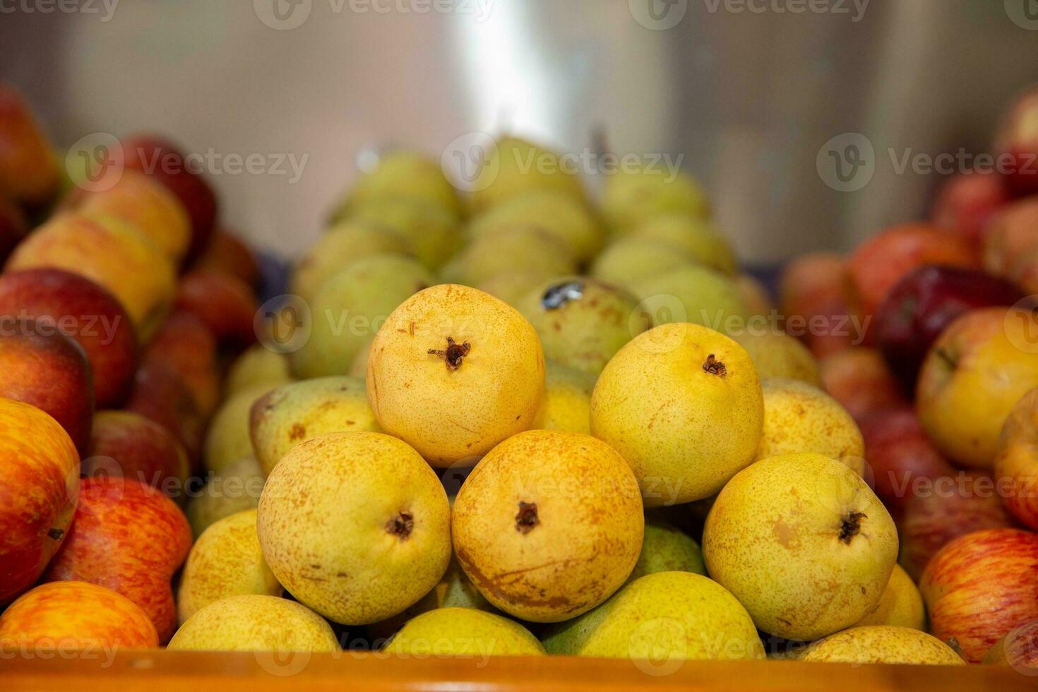 päron och äpplen för försäljning på en marknadsföra i barcelona, Spanien foto