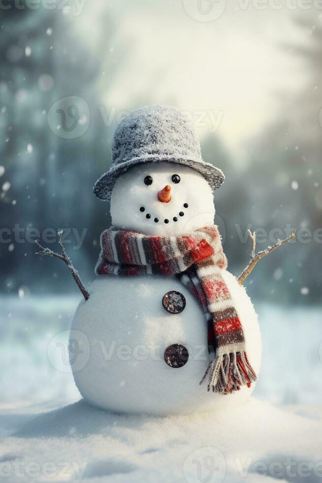 söt snögubbe i en hatt och scarf i en vinter- skog. ai genererad. foto