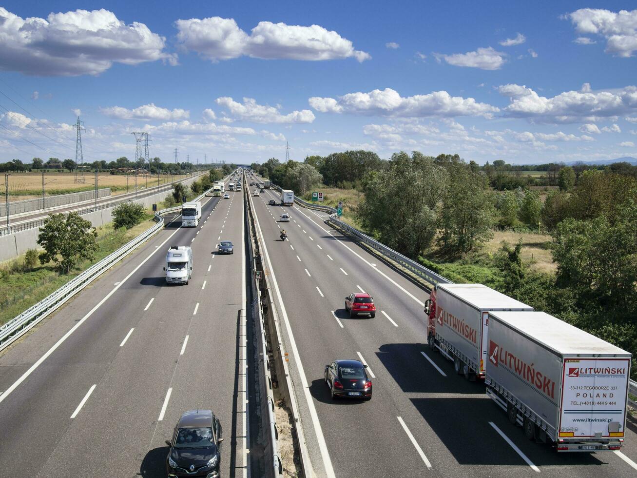 bilar lastbilar person och lager på motorväg foto