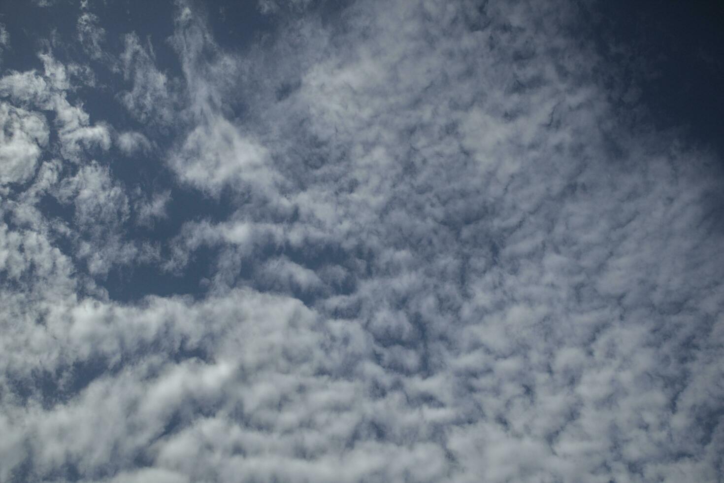 himmel och moln för naturlig bakgrund. foto