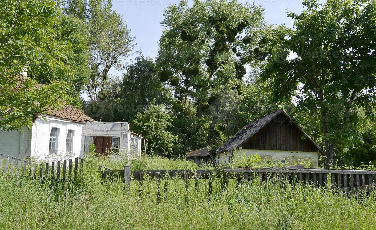 vacker gammal övergiven byggnad bondgård på landsbygden foto