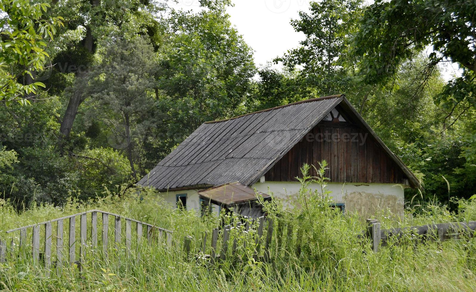 vacker gammal övergiven byggnad bondgård på landsbygden foto