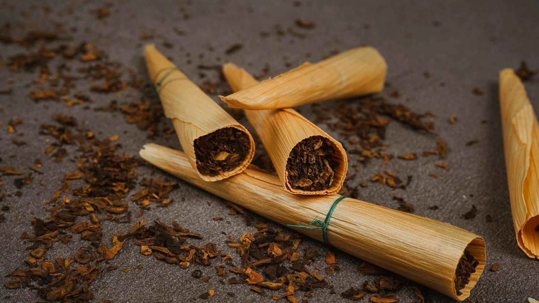 traditionell cigarett gjord av tobak och skalmajs foto