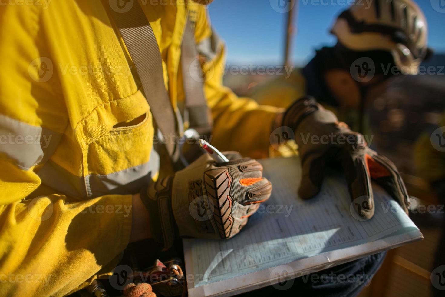 gruvarbetare handledare undertecknar arbetar på höjder tillåter öppet fält foto