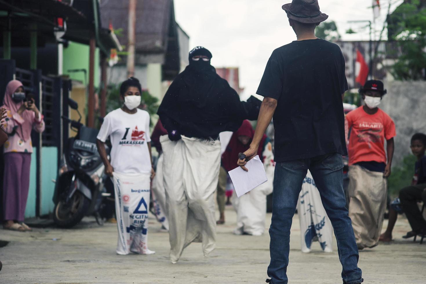 sorong, papua, indonesien 2021- människor firar indonesiens självständighetsdag med olika tävlingar foto