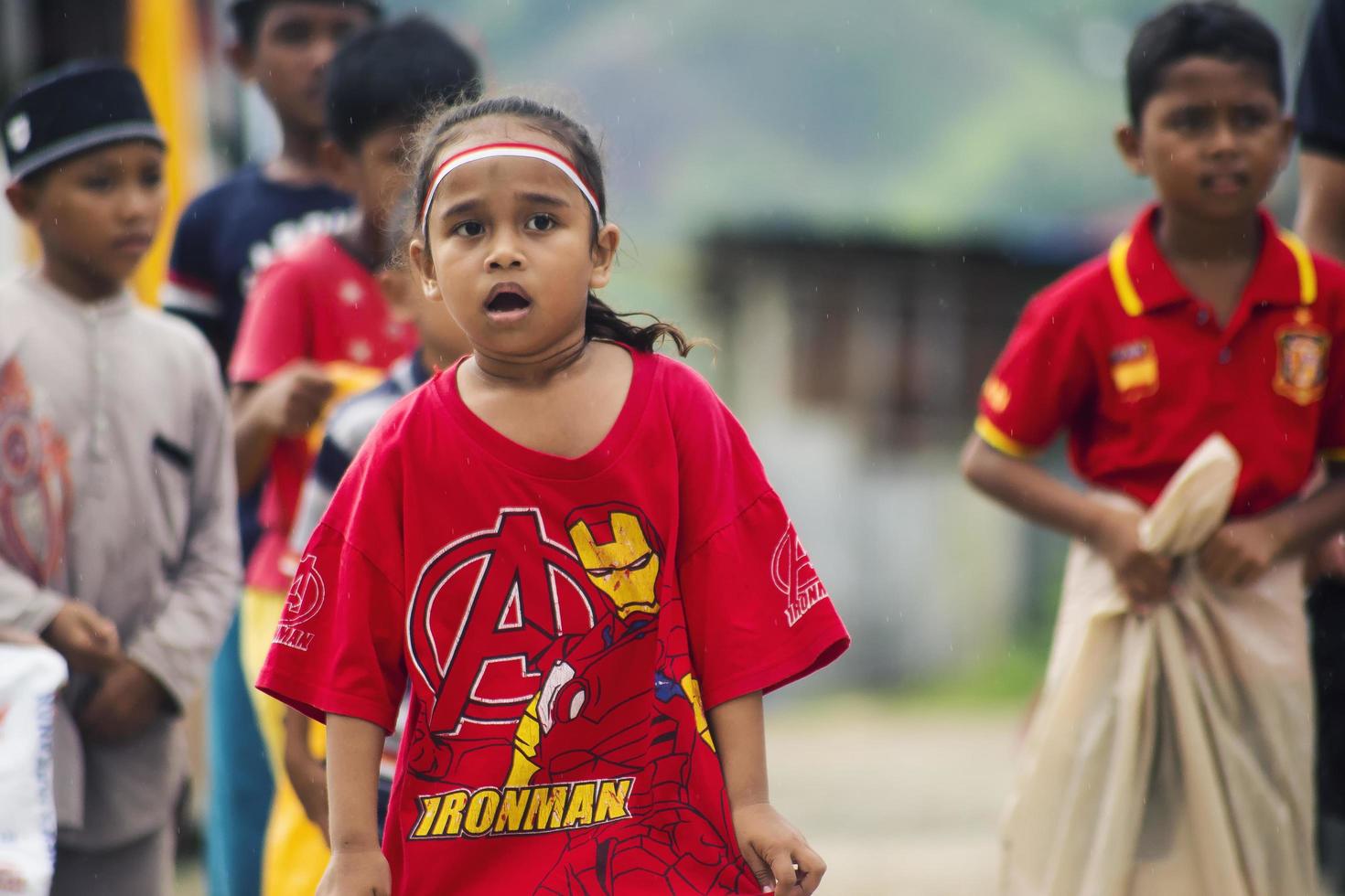 sorong, papua, indonesien 2021- människor firar indonesiens självständighetsdag med olika tävlingar foto