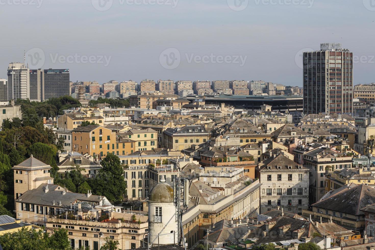 silhuett av staden Genua i ligurien i Italien foto