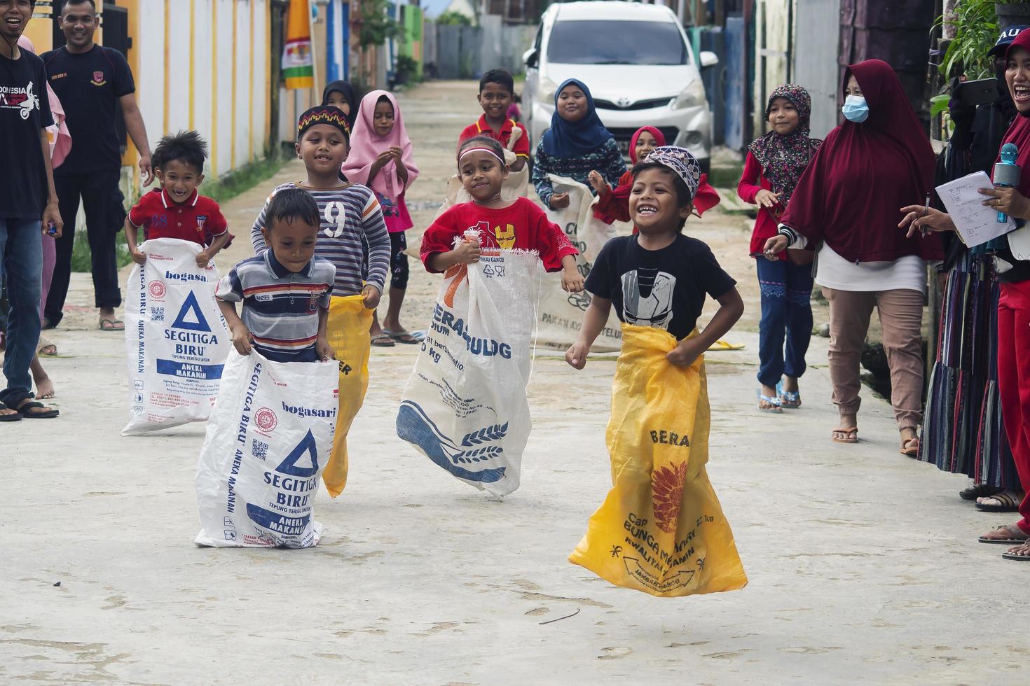 sorong, papua, indonesien 2021- människor firar indonesiens självständighetsdag med olika tävlingar foto