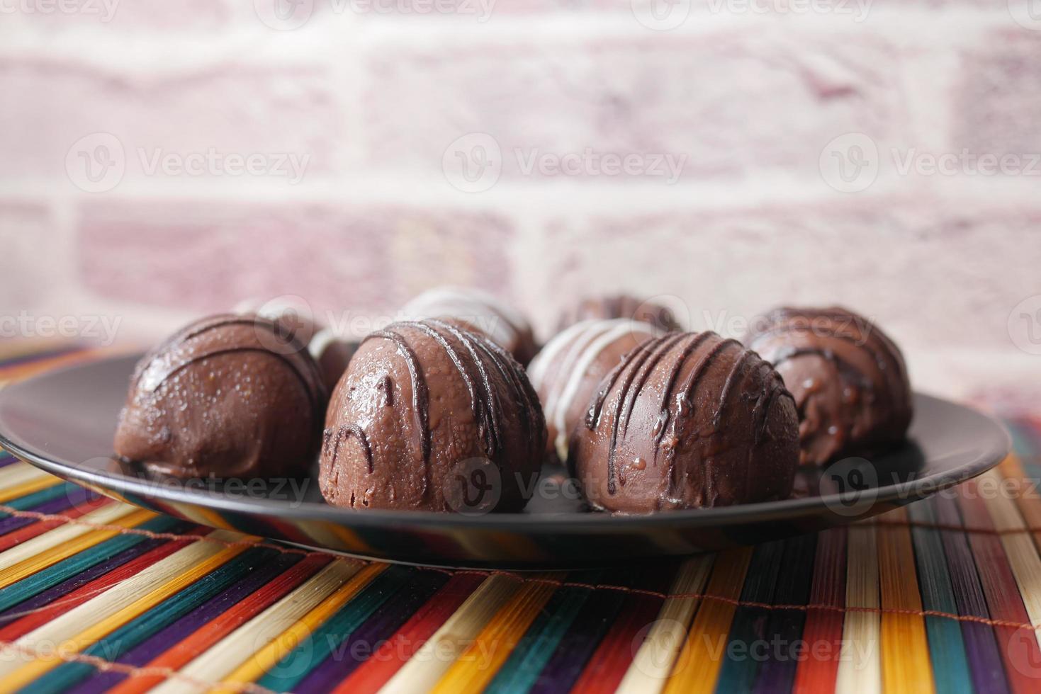 mörk choklad på en tallrik på rosa bakgrund foto