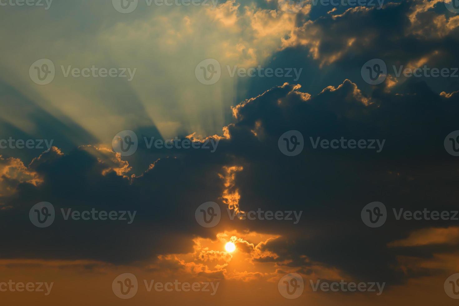 vacker himmel med moln och solstrålar vid solnedgången foto