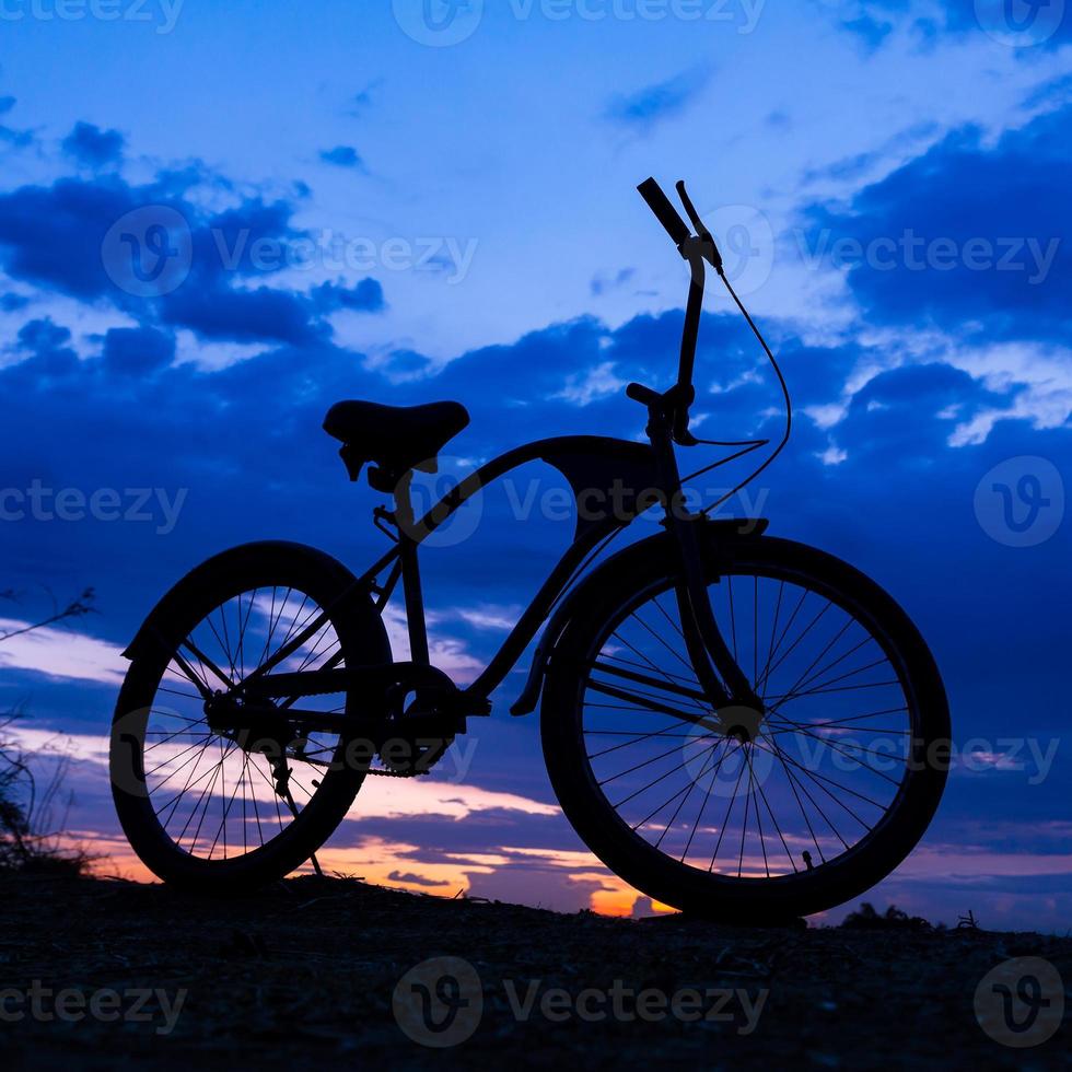 silhuett av cykel på vacker solnedgång foto