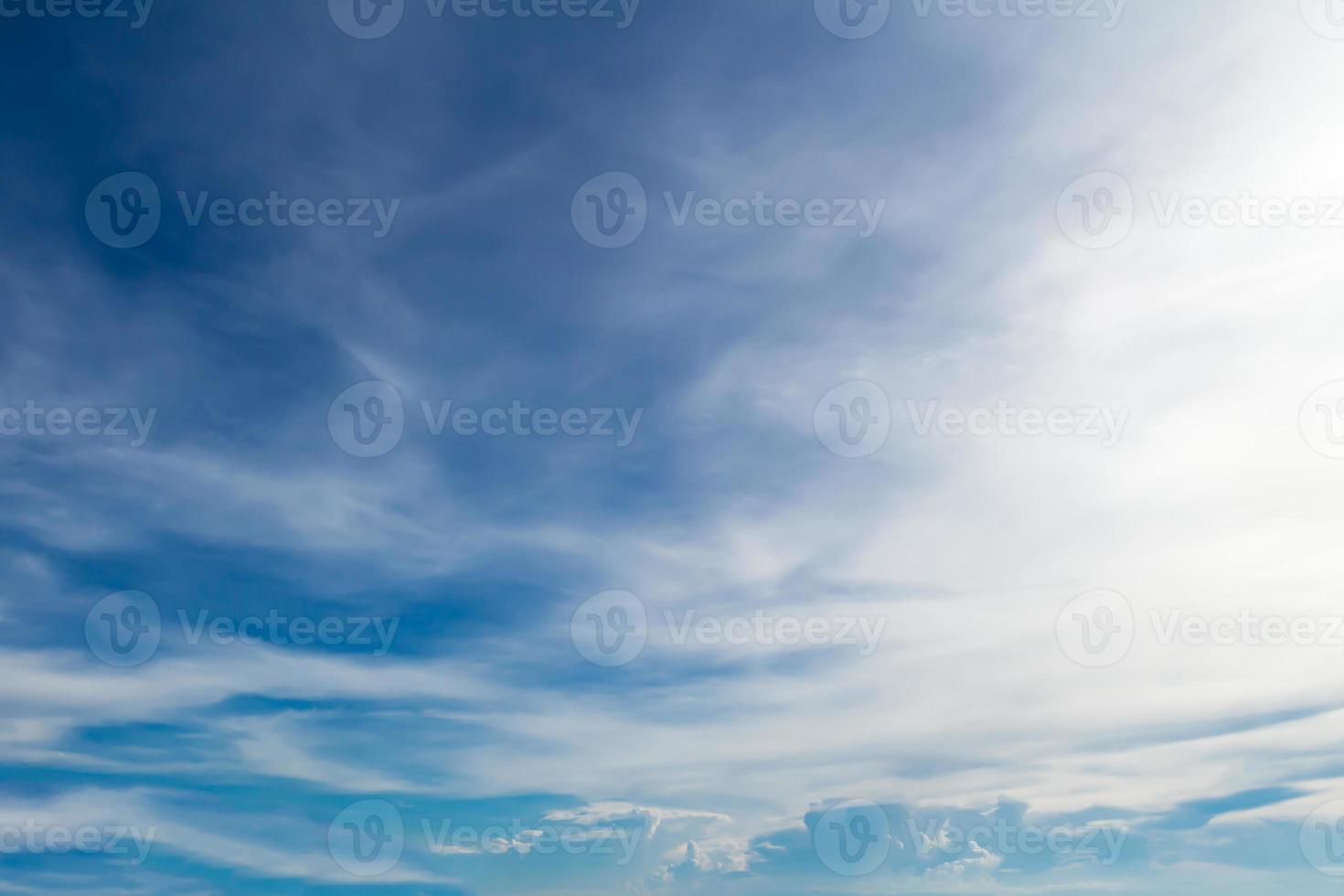 blå himmel med moln, naturlig himmelkomposition för bakgrund foto