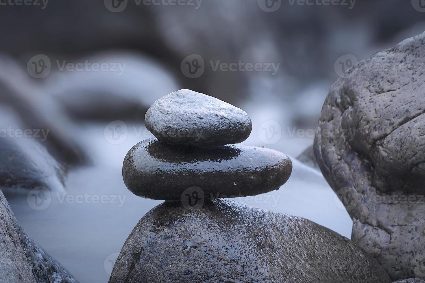 en närbild av stenar på en suddig flodbakgrund foto