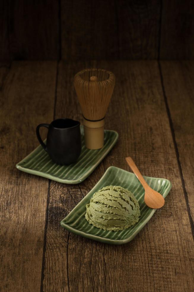 grönt te matcha glass japansk på tatami foto