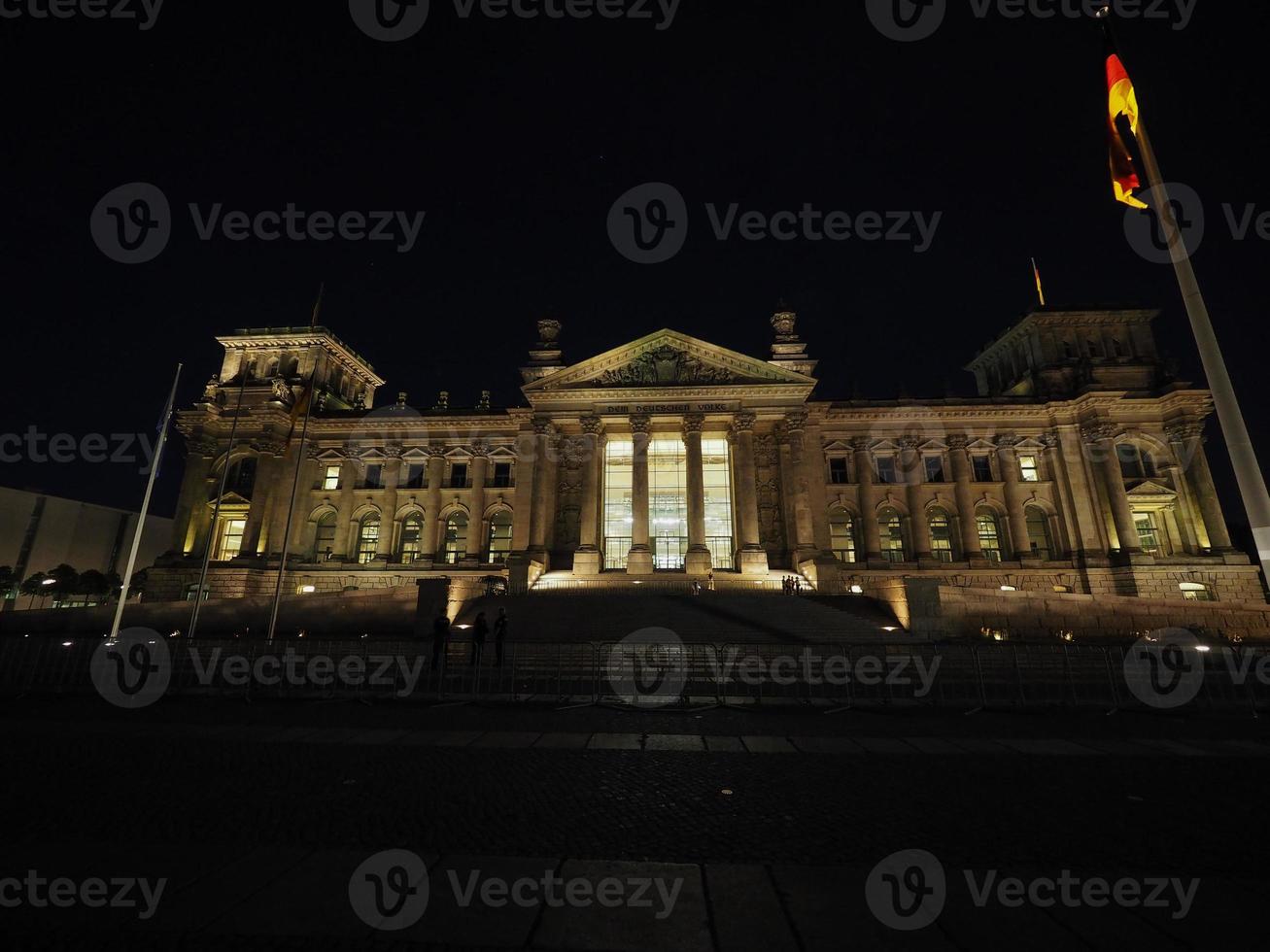 Bundestag -parlamentet i Berlin på natten foto