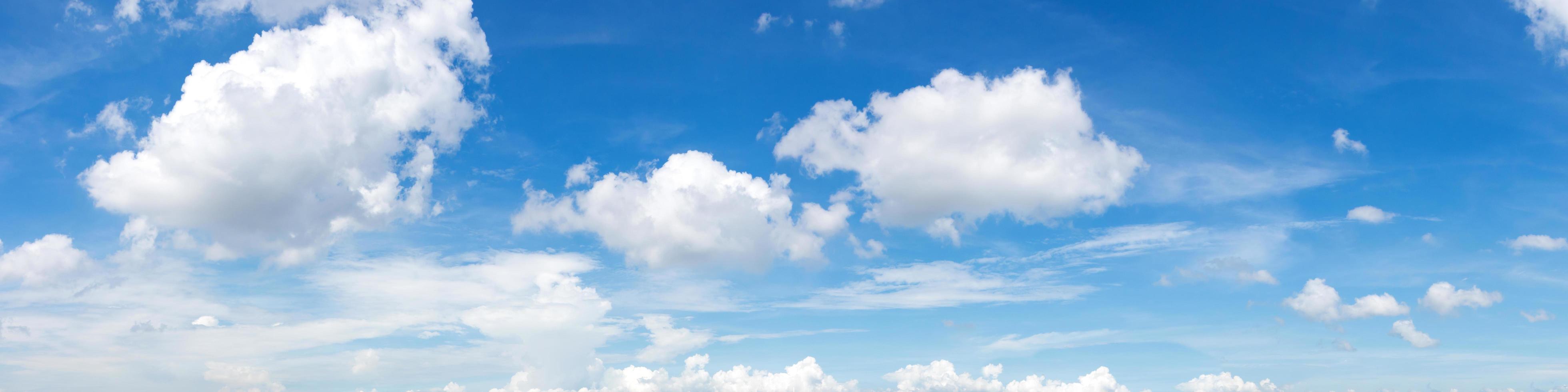 panoramahimmel med moln på en solig dag. foto