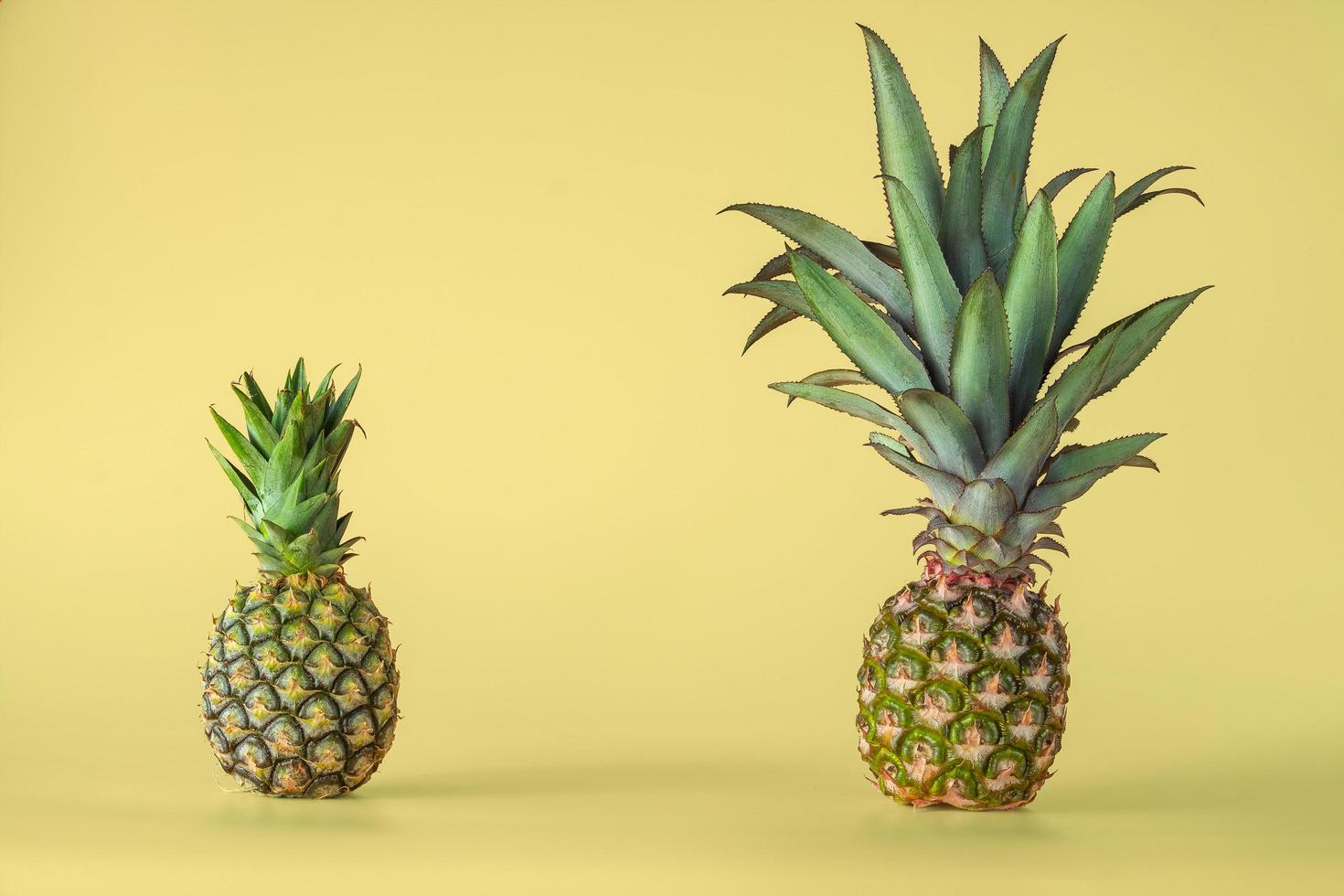 ananas frukt isolerad på gul bakgrund. foto