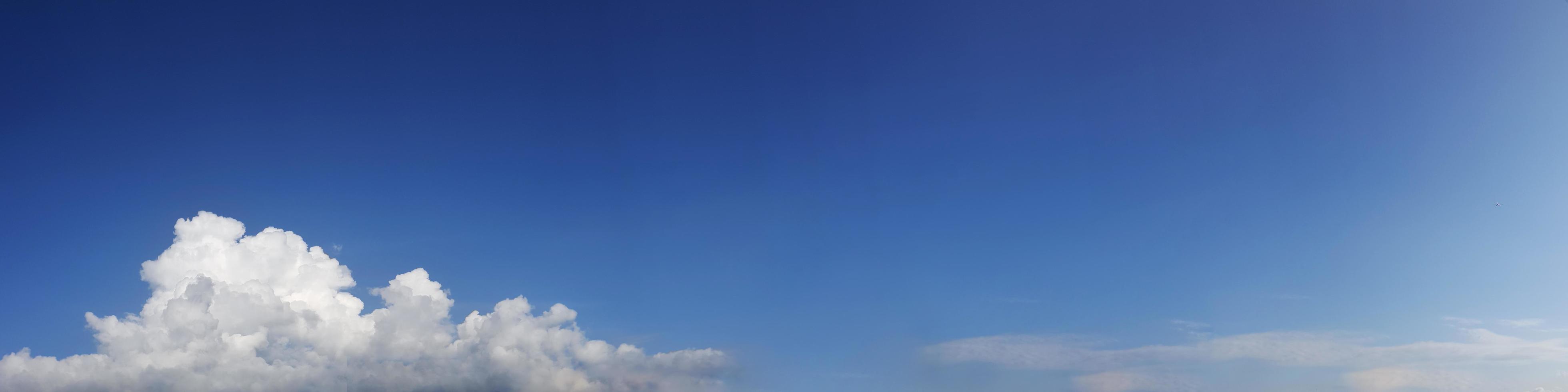 panoramahimmel på en solig dag. foto