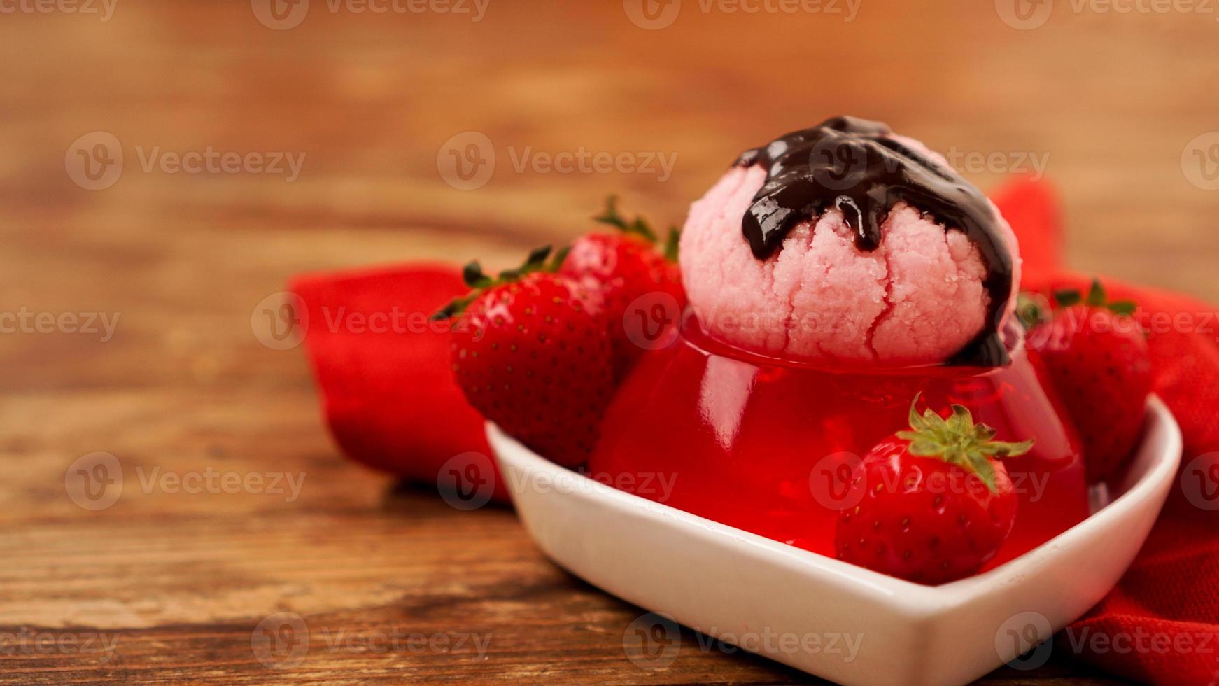 jordgubbsgelé i en skål, dekorerad med hemlagad glass foto