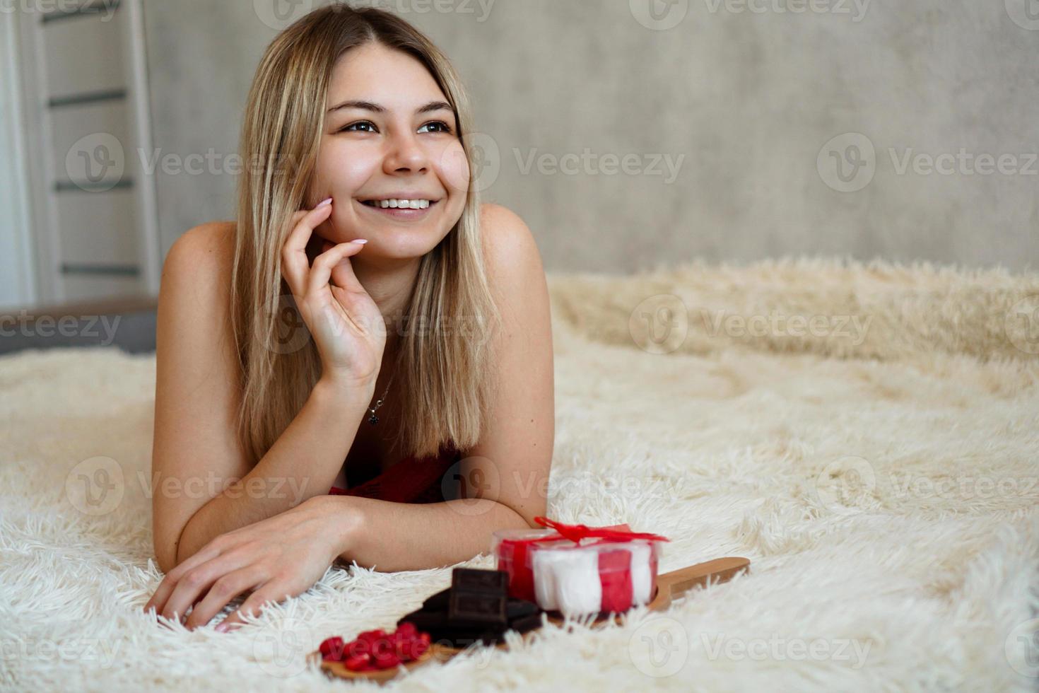 romantik, alla hjärtans dag presenter koncept. vacker blond kvinna på soffan. foto