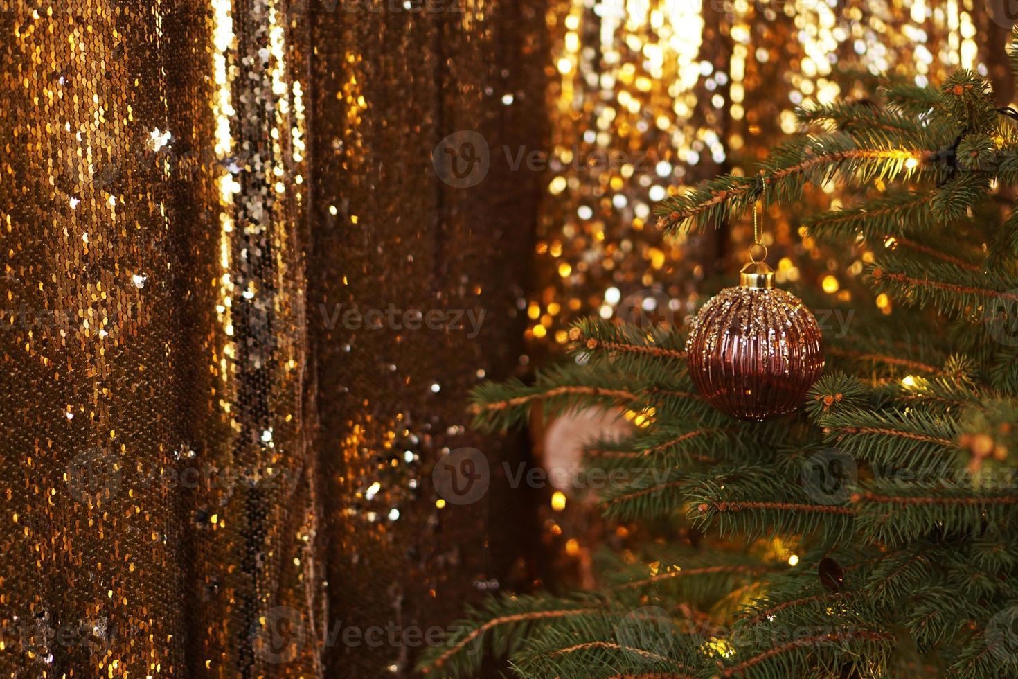jul mörk glans bakgrund med gyllene lyxiga dekorationer foto
