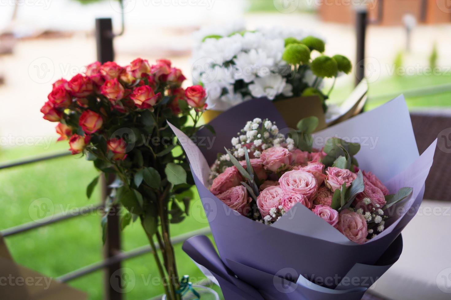 suddig bakgrund - bukett rosblomma foto