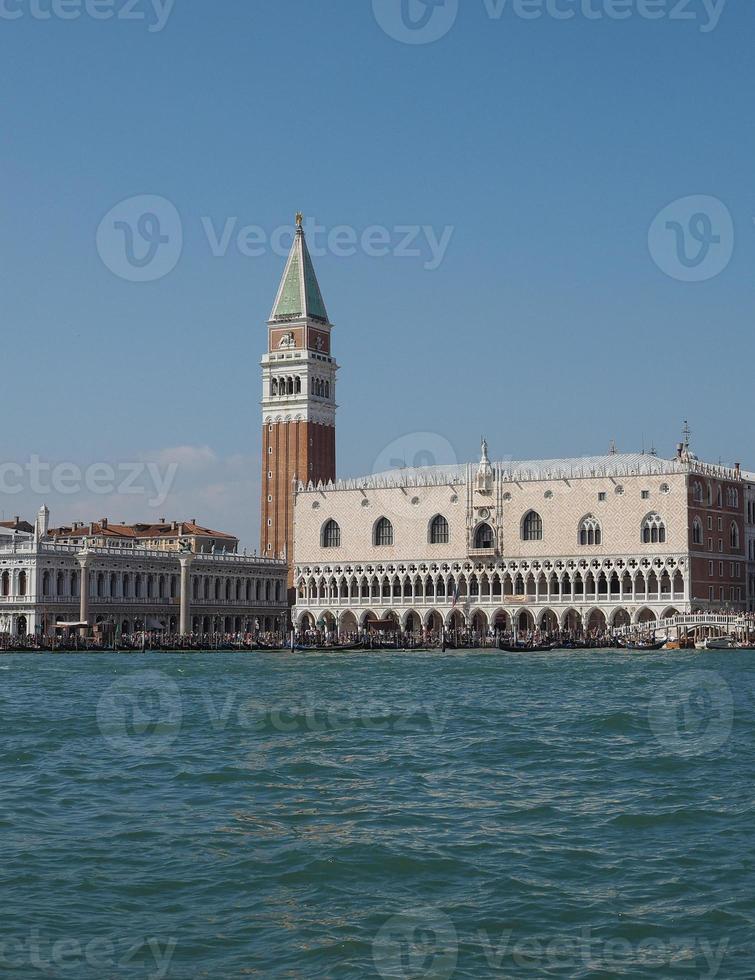 st mark square sett fron st mark bassin i Venedig foto