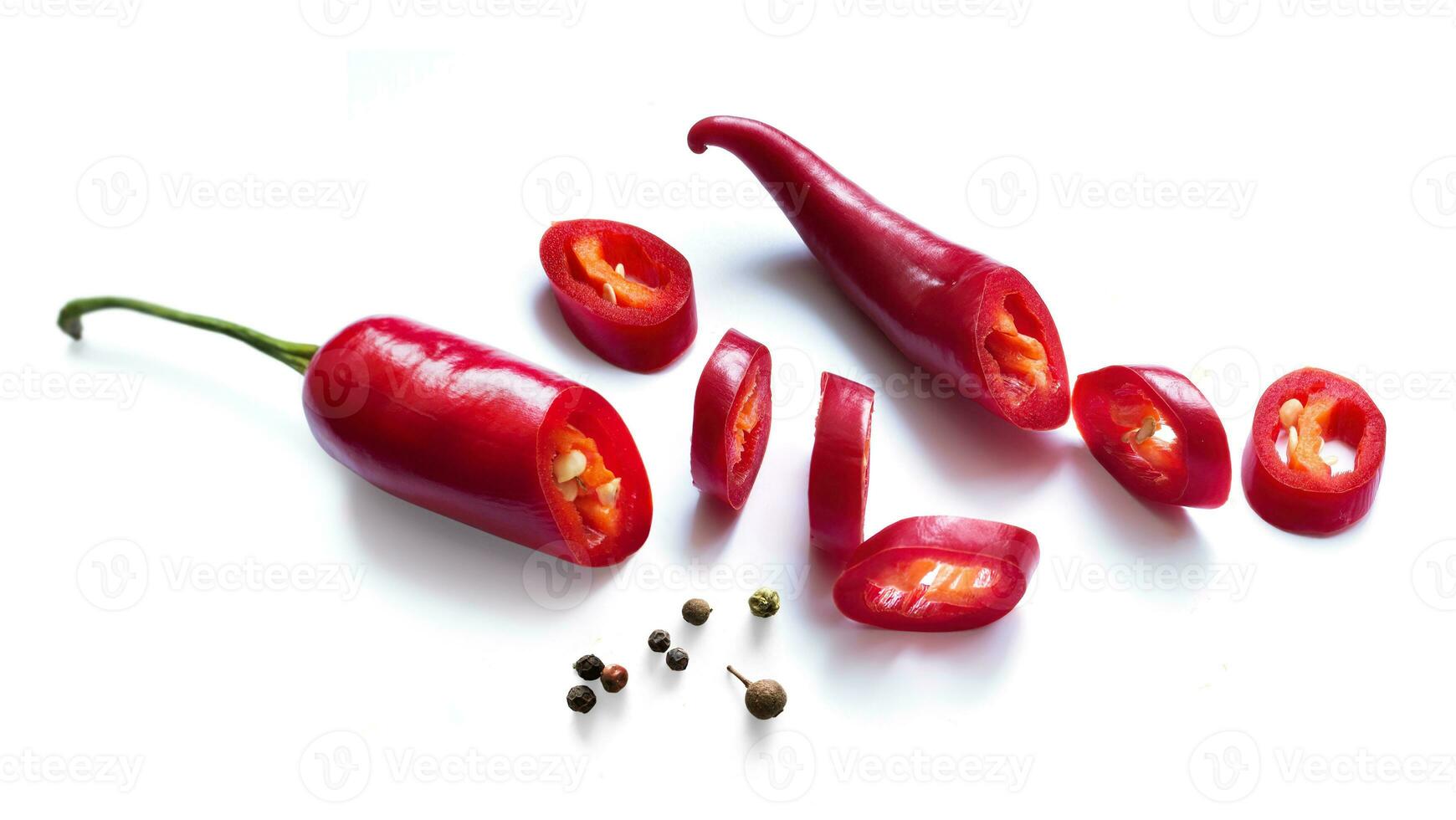 färsk röd chili peppar och svart peppar isolerat på vit bakgrund. ingrediens, krydda för matlagning. samling för design foto