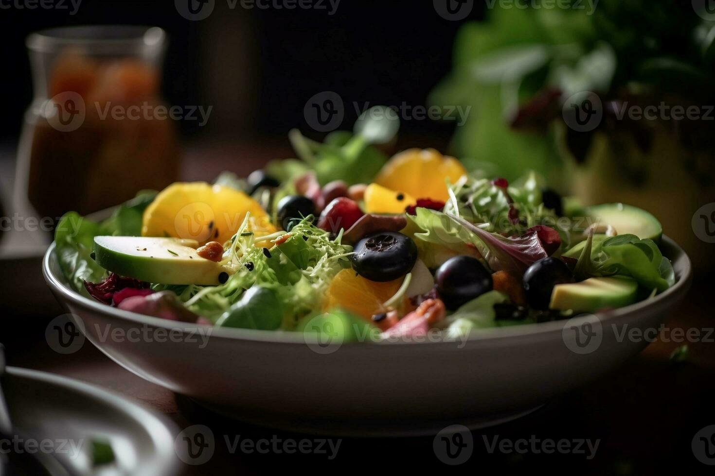 färsk sallad tallrik med blandad greener. friska mat begrepp. selektiv fokus. foto