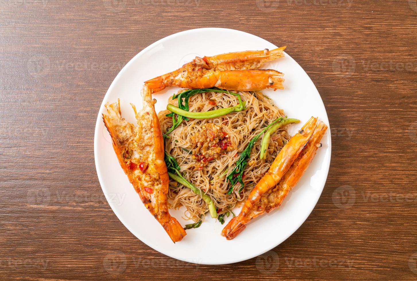 uppstekt ris vermicelli och vattenmimosa med flodräkor foto