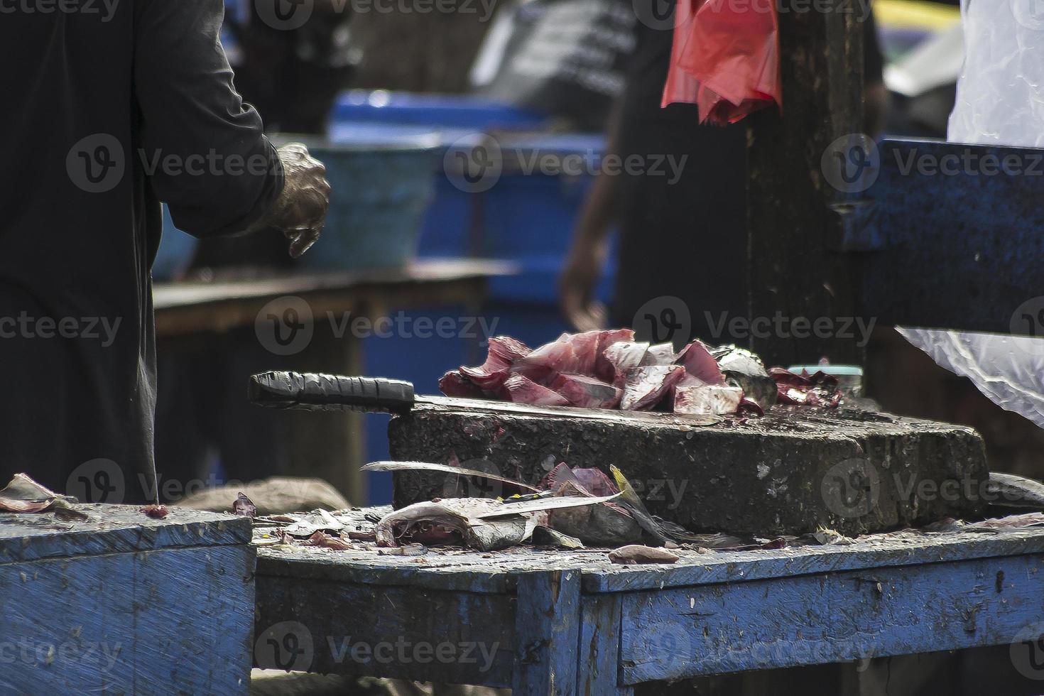 de olika skaldjur som säljs på fiskmarknaden foto