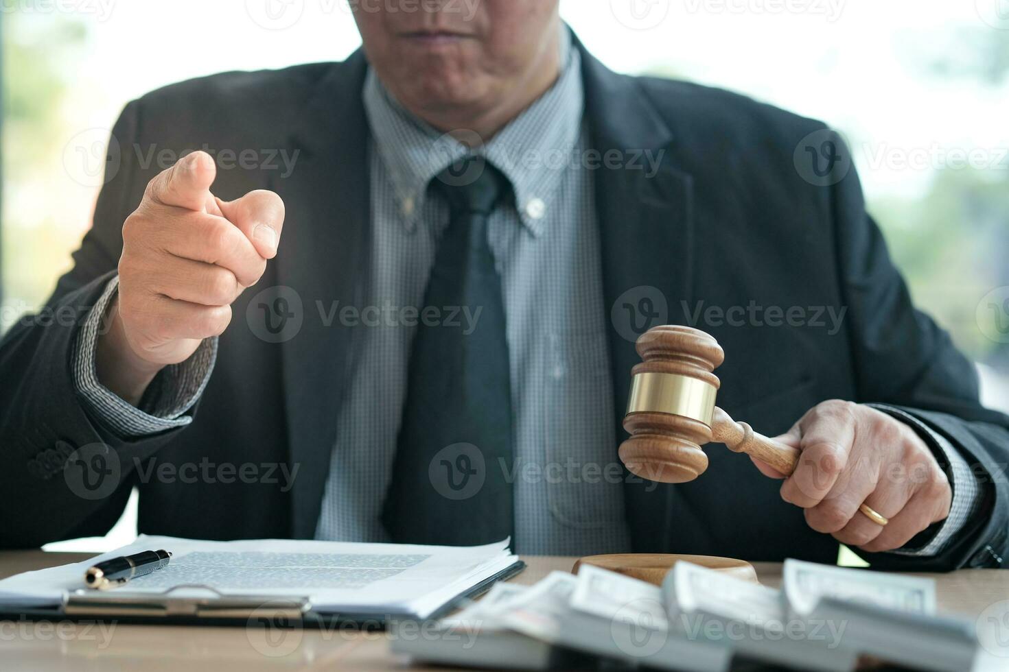 advokat auktion bud försäljning dom klubba med bedöma. auktionsförrättare knackar ner försäljning. foto