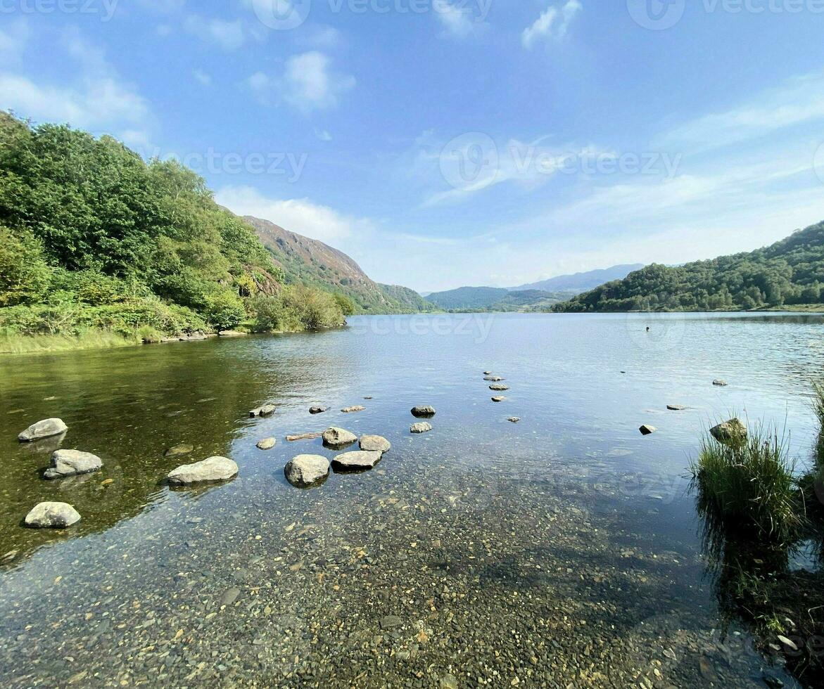 en se av de norr wales landsbygden på llyn dinas i snowdonia foto