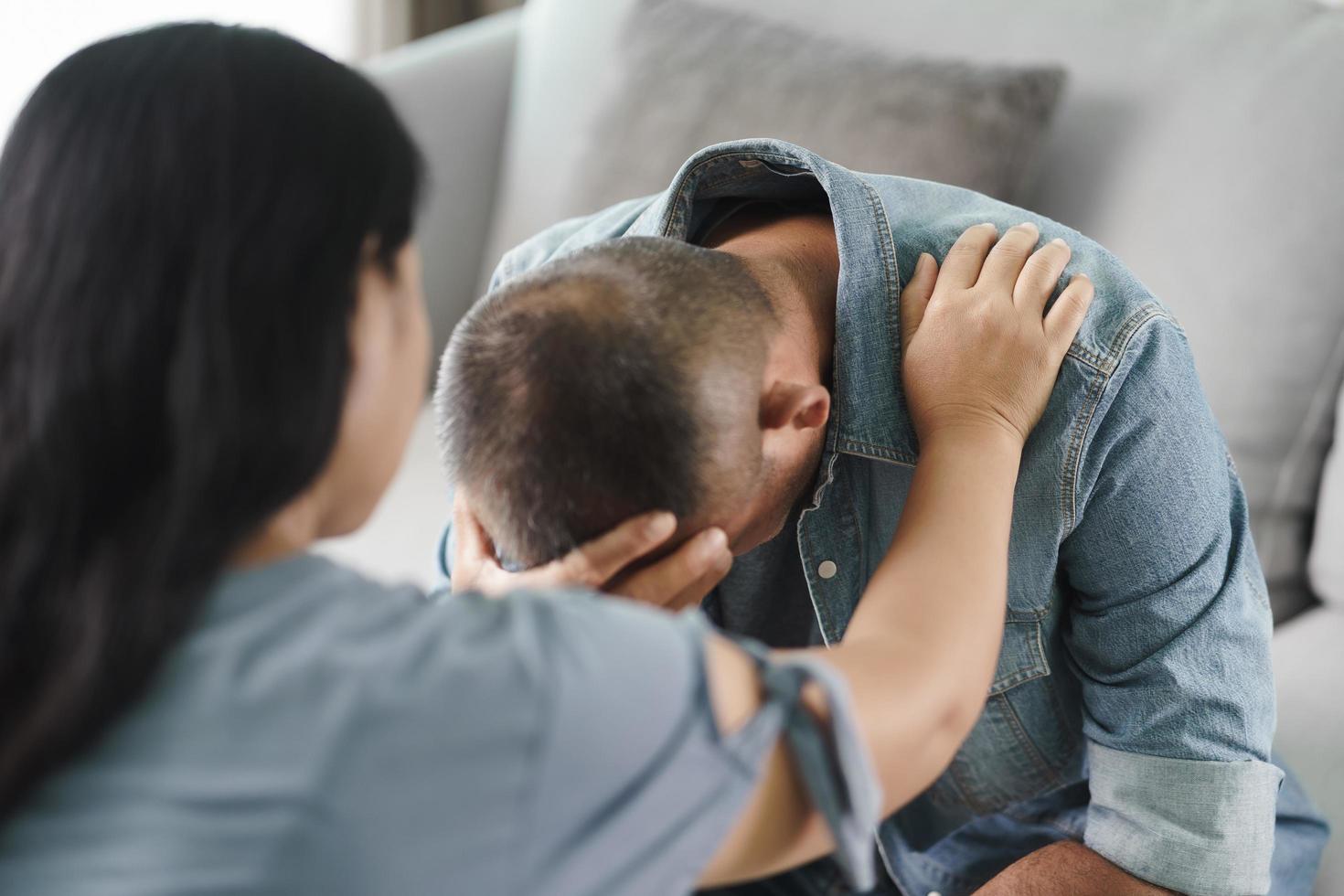 psykolog lägger handen på axeln muntra upp till mental deprimerad man. foto