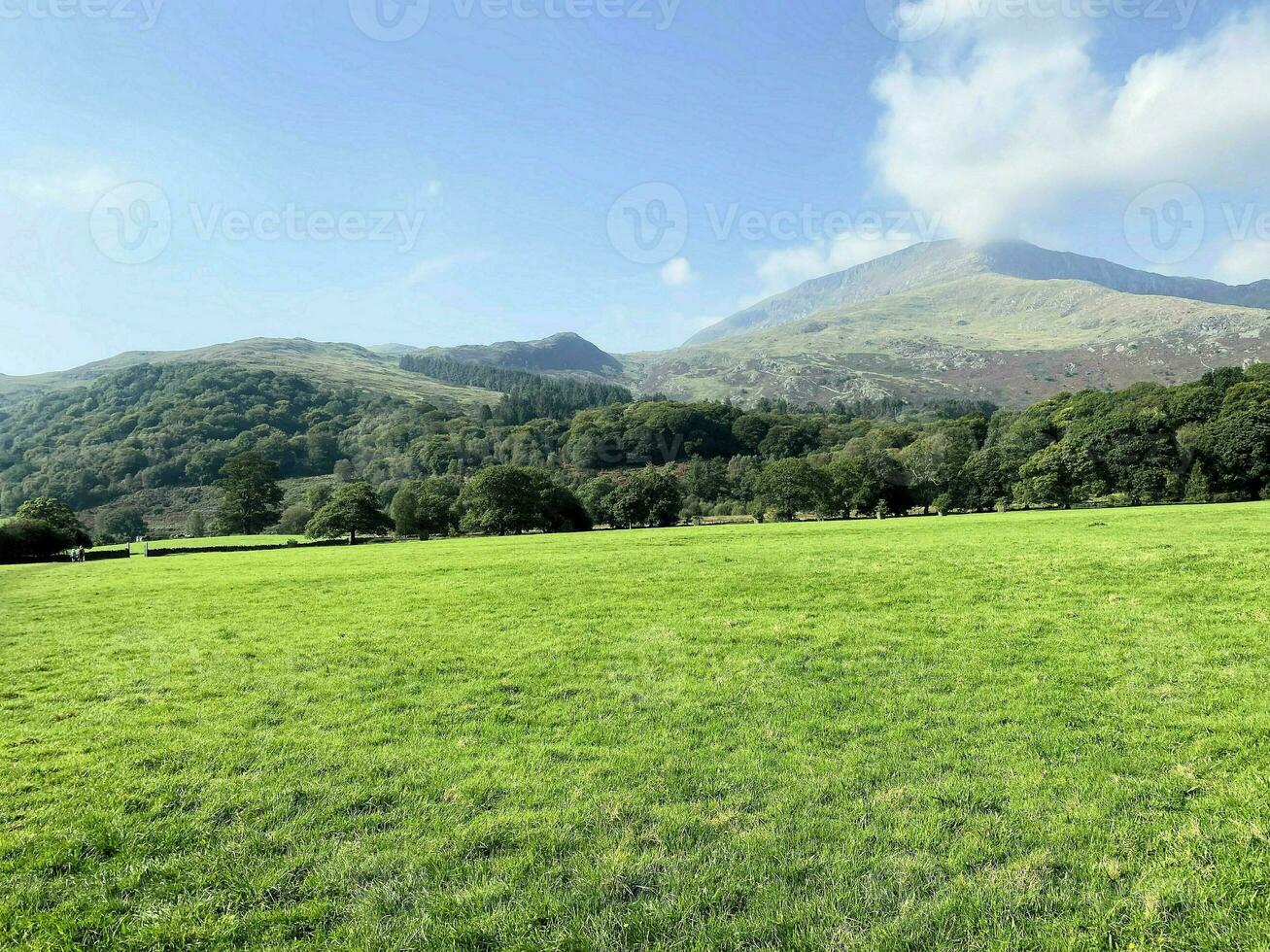 en se av de norr wales landsbygden på beddgelert på en solig dag foto