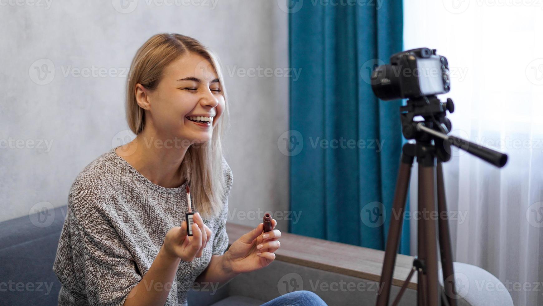 en skönhetsbloggare eller videobloggare berättar och visar hur man sminkar sig foto