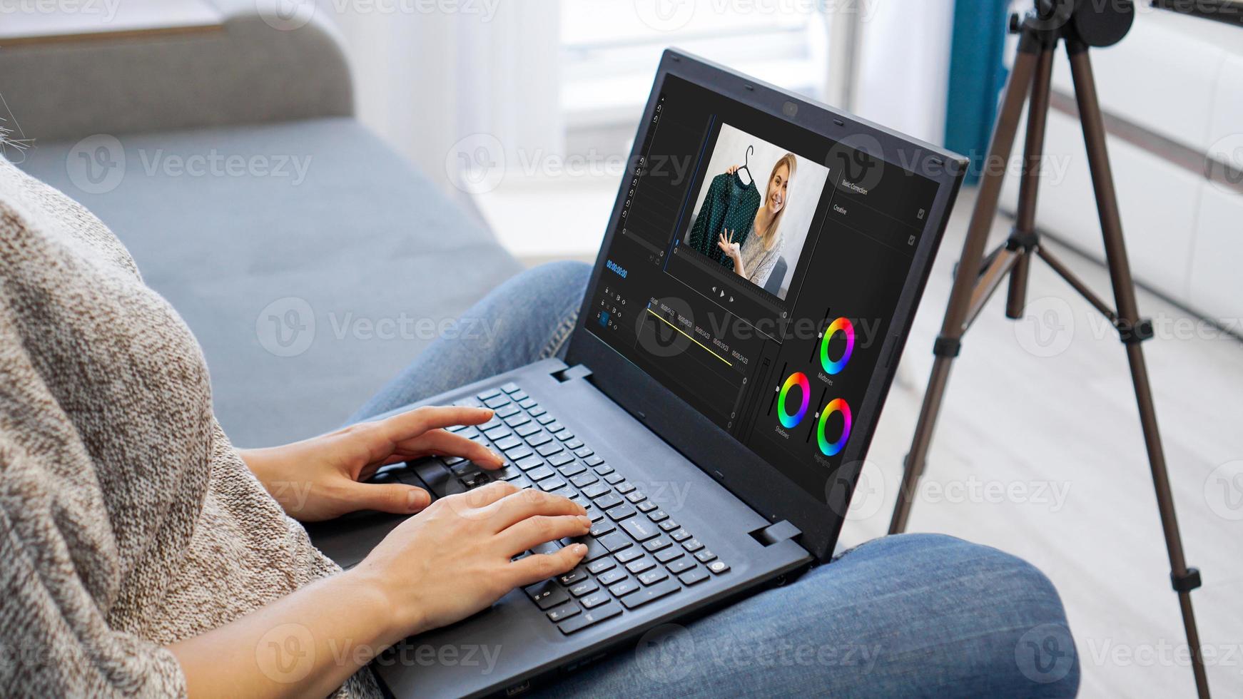 kvinna redigerar video på bärbar dator för sin vlogg foto
